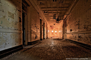 Illustration for article titled The Decaying Remains of Abandoned Hospitals